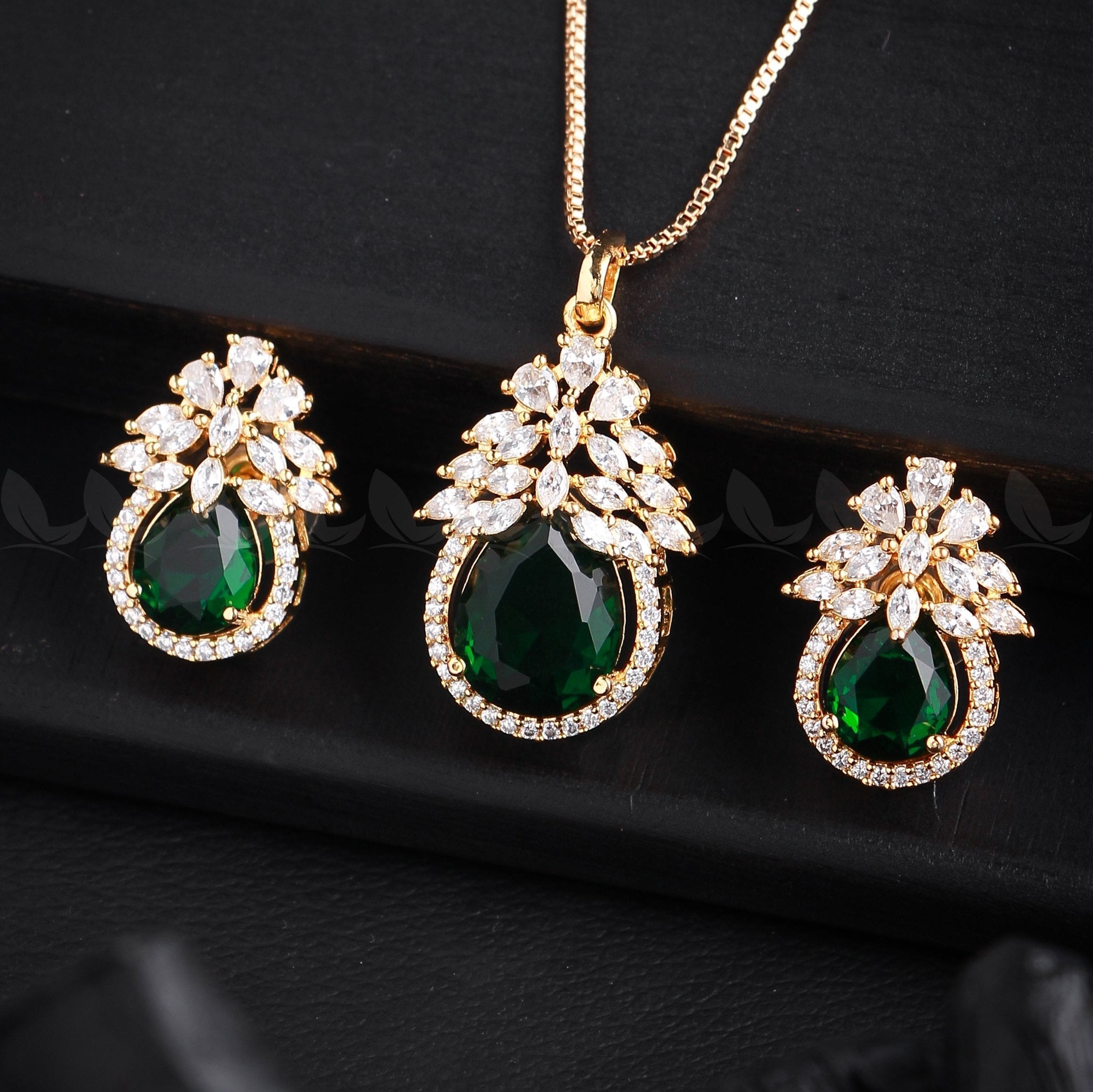 Zara's Pendant Set