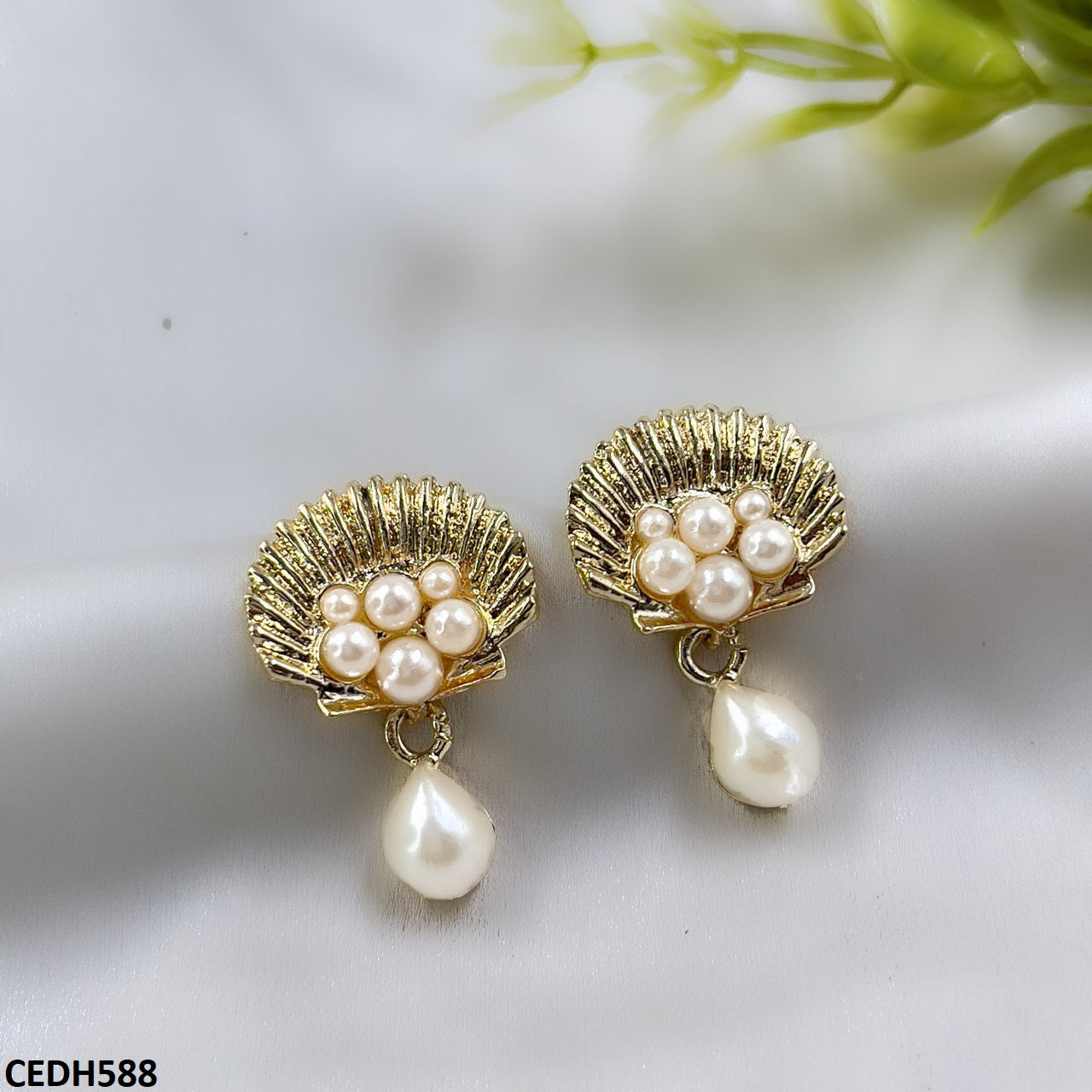 CEDH588 SDQ Shell Pearl Drop Earrings - CEDH