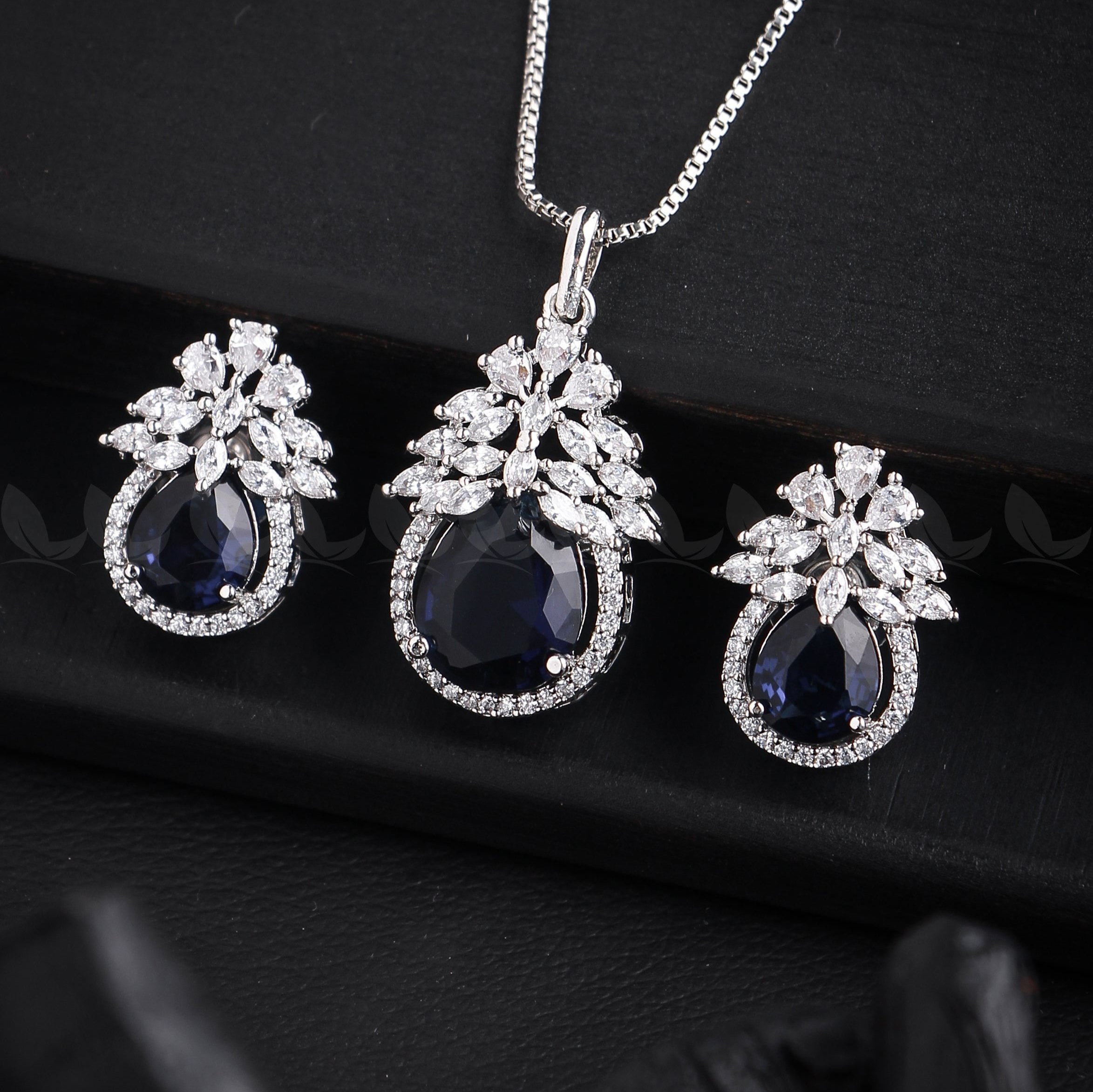 Zara's Pendant Set