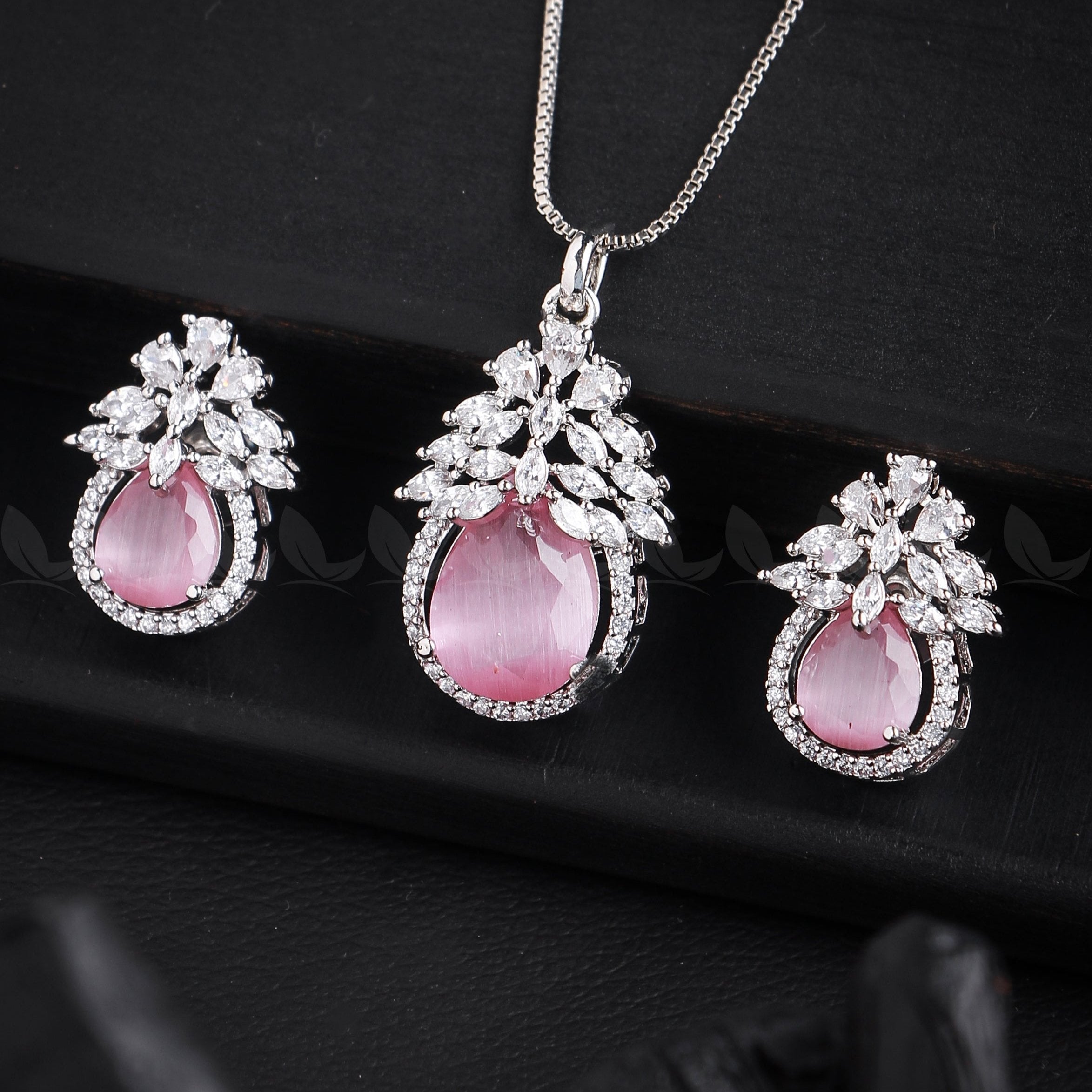 Zara's Pendant Set